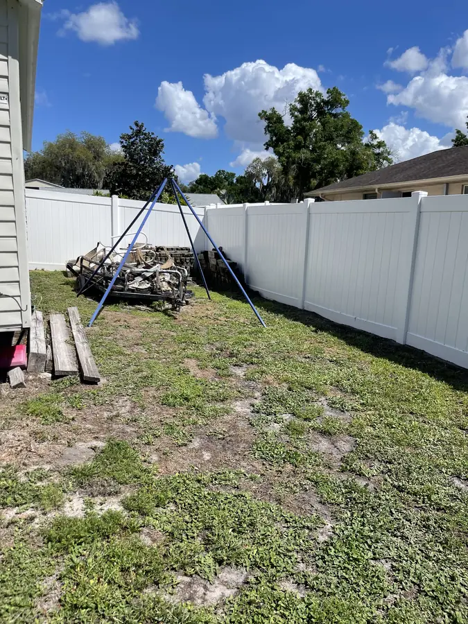 Clean white vinyl fence after Regal Rinse Solutions soft wash treatment